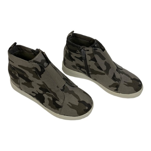 NEW MIA KIDS Gracey Sneaker Camo High Top Size 2Y - Picture 1 of 3